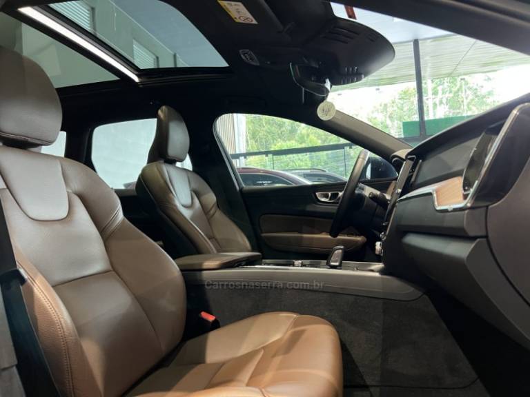 VOLVO - XC60 - 2021/2021 - Azul - R$ 186.900,00