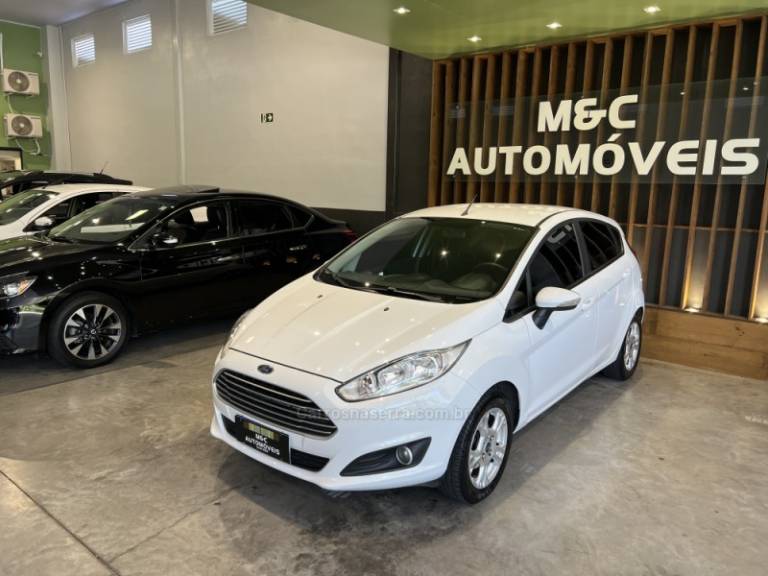 FORD - FIESTA - 2014/2015 - Branca - R$ 44.900,00
