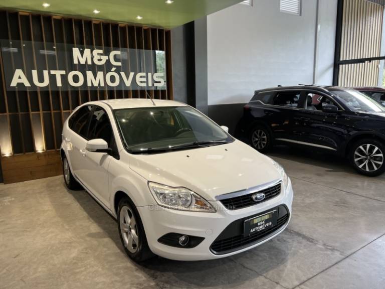 FORD - FOCUS - 2011/2012 - Branca - R$ 42.900,00