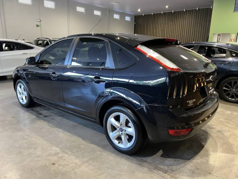 FORD - FOCUS - 2010/2011 - Preta - R$ 39.900,00