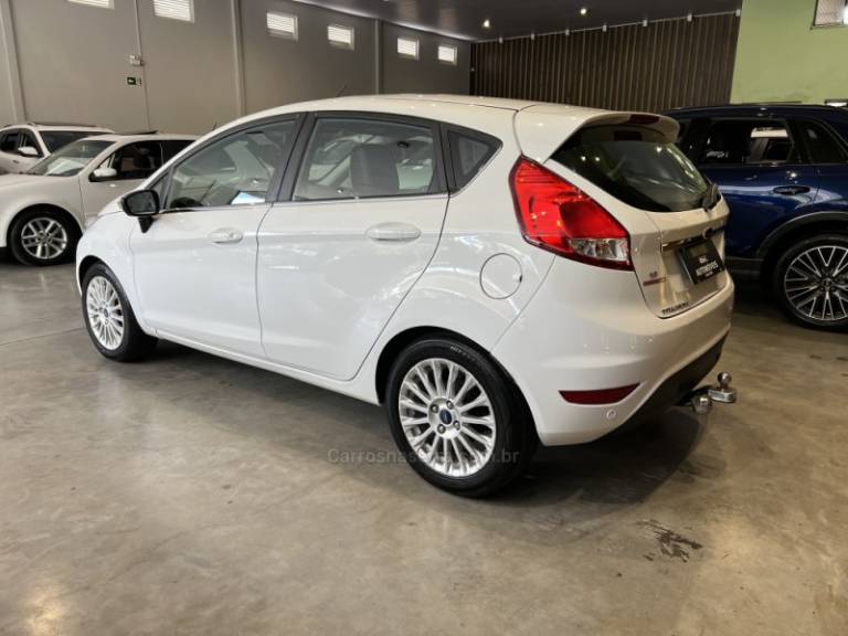 FORD - FIESTA - 2014/2015 - Branca - R$ 46.900,00