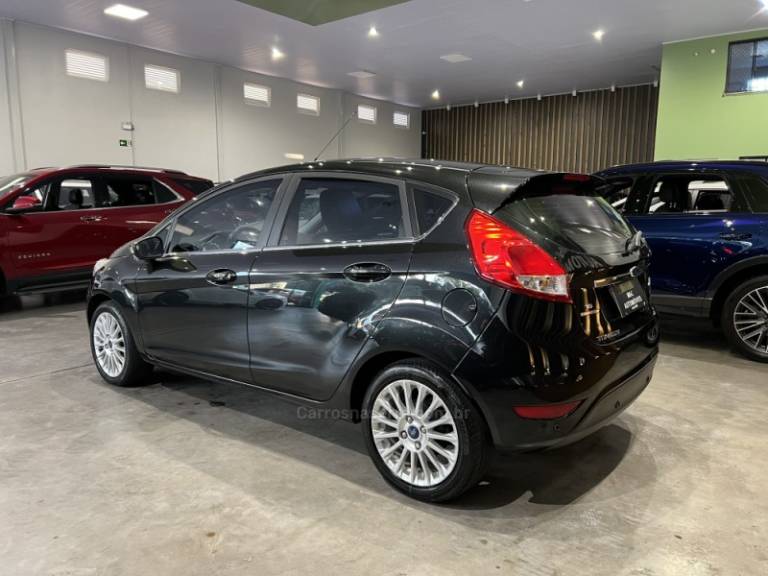 FORD - FIESTA - 2015/2016 - Preta - R$ 53.900,00