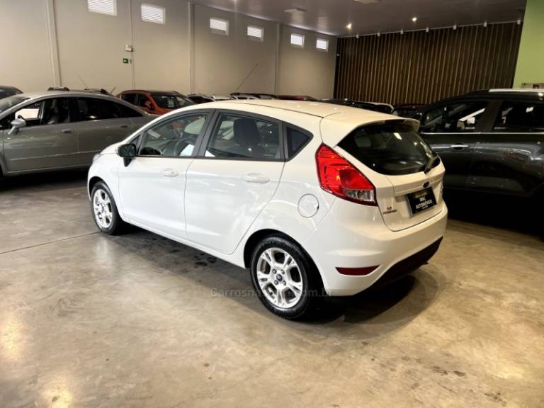 FORD - FIESTA - 2014/2015 - Branca - R$ 46.900,00