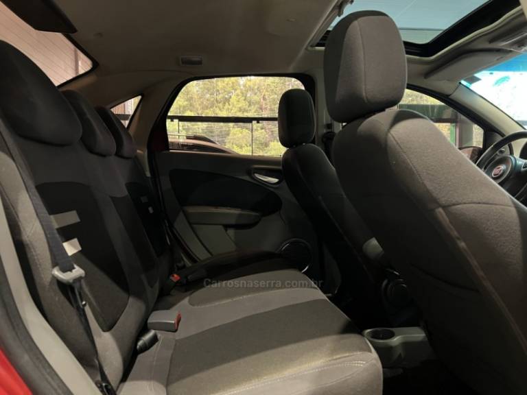 FIAT - SIENA - 2013/2014 - Vermelha - R$ 39.900,00