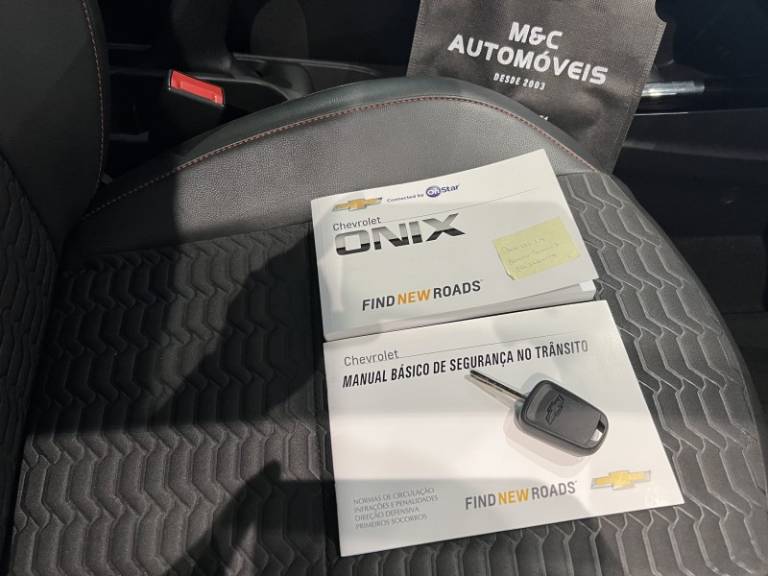 CHEVROLET - ONIX - 2017/2018 - Branca - R$ 59.900,00