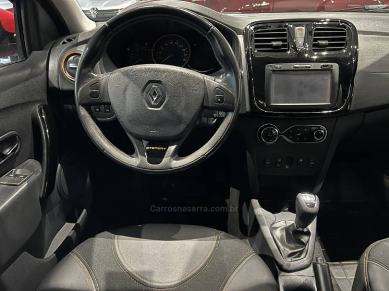 RENAULT - SANDERO - 2017/2018 - Vermelha - R$ 51.900,00