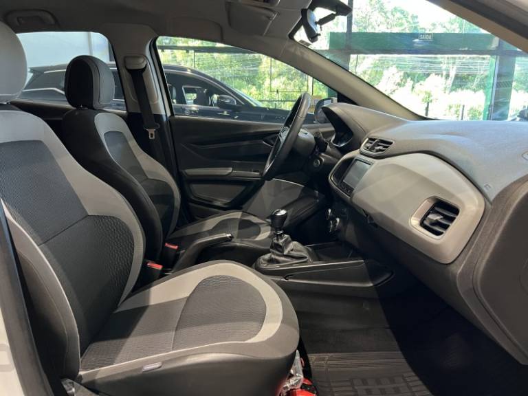 CHEVROLET - ONIX - 2015/2016 - Branca - R$ 45.900,00