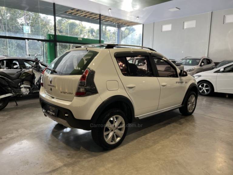 RENAULT - SANDERO - 2013/2014 - Branca - R$ 42.900,00