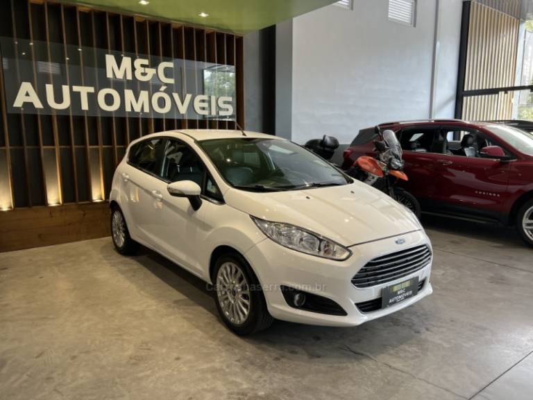 FORD - FIESTA - 2014/2015 - Branca - R$ 46.900,00