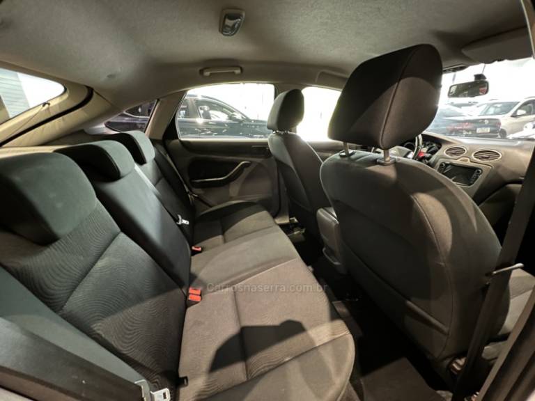 FORD - FOCUS - 2011/2012 - Branca - R$ 42.900,00