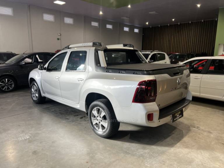 RENAULT - OROCH - 2016/2017 - Prata - R$ 72.900,00