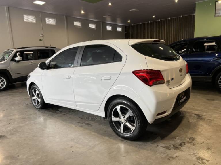 CHEVROLET - ONIX - 2017/2018 - Branca - R$ 59.900,00