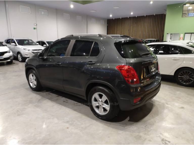 CHEVROLET - TRACKER - 2017/2017 - Cinza - R$ 79.900,00