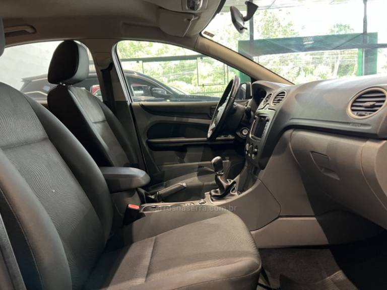 FORD - FOCUS - 2011/2012 - Branca - R$ 42.900,00