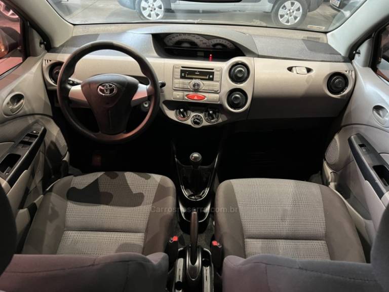 TOYOTA - ETIOS - 2013/2013 - Cinza - R$ 41.900,00
