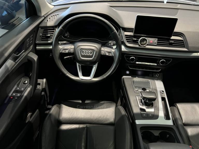 AUDI - Q5 - 2018/2019 - Prata - R$ 155.900,00
