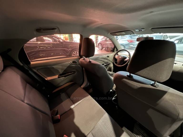 TOYOTA - ETIOS - 2013/2013 - Cinza - R$ 41.900,00