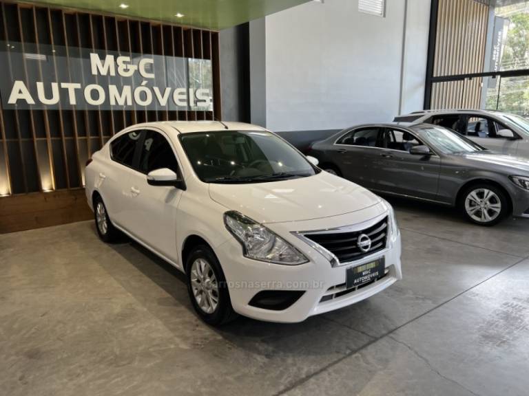 NISSAN - VERSA - 2018/2019 - Branca - R$ 59.900,00