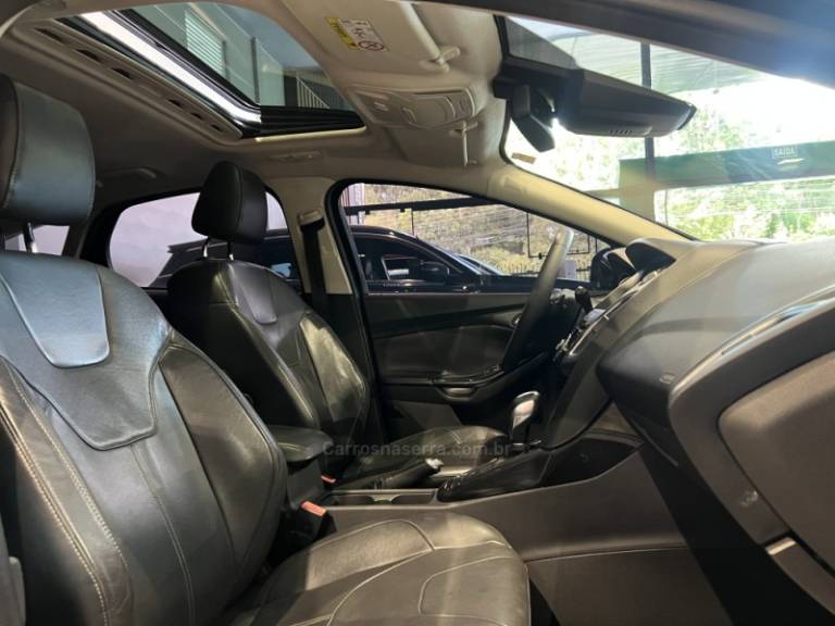 FORD - FOCUS - 2015/2016 - Azul - R$ 69.900,00