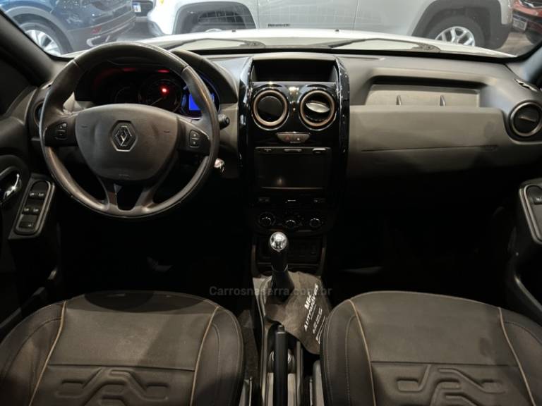 RENAULT - DUSTER - 2015/2016 - Branca - R$ 61.900,00