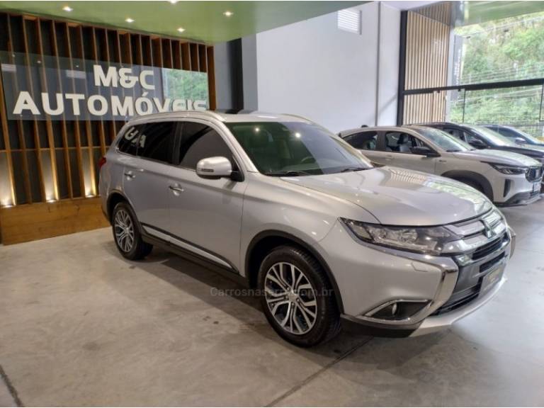 MITSUBISHI - OUTLANDER - 2017/2018 - Prata - R$ 129.900,00