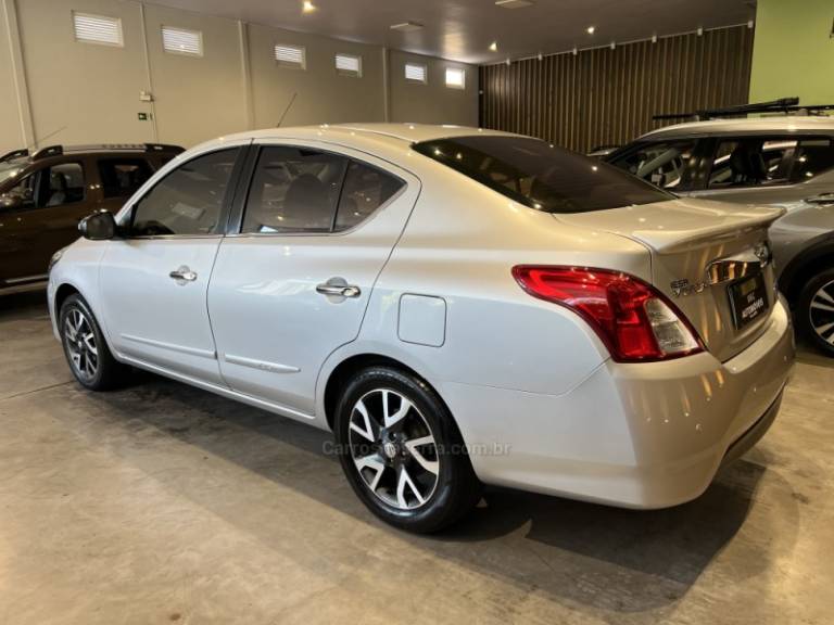 NISSAN - VERSA - 2016/2017 - Prata - R$ 58.900,00