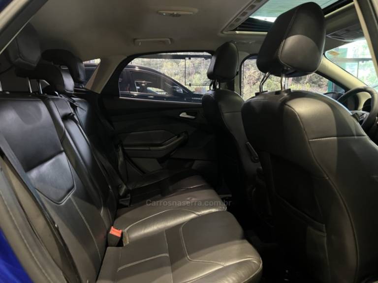 FORD - FOCUS - 2015/2016 - Azul - R$ 69.900,00
