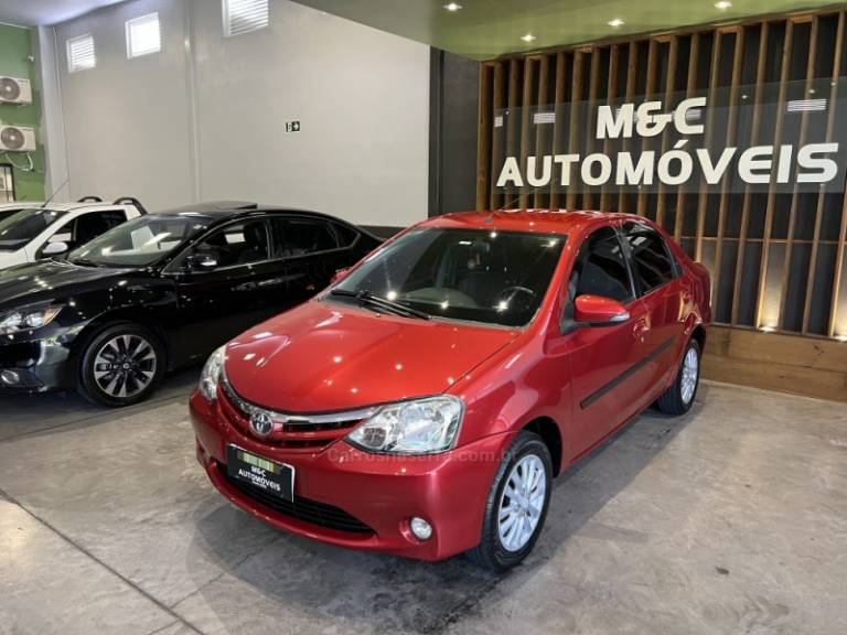 TOYOTA - ETIOS - 2015/2015 - Vermelha - R$ 49.900,00
