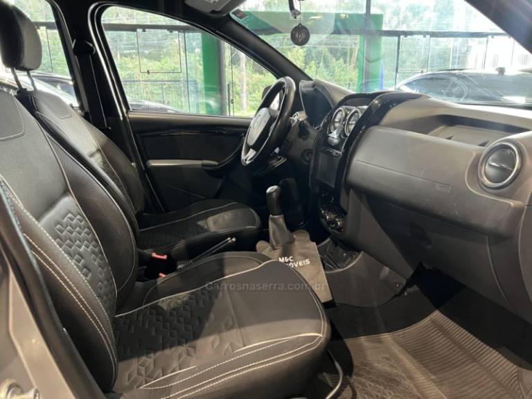 RENAULT - OROCH - 2016/2017 - Prata - R$ 72.900,00