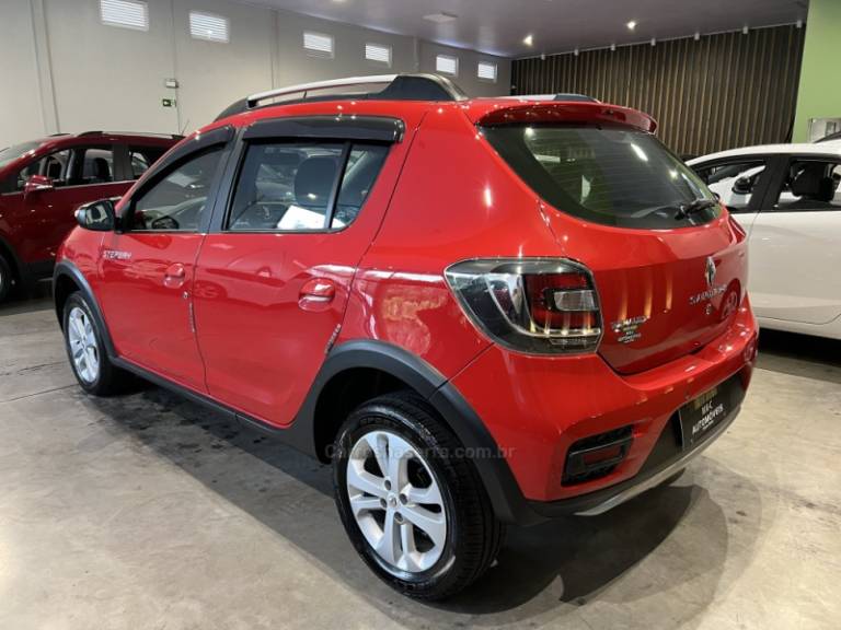 RENAULT - SANDERO - 2017/2018 - Vermelha - R$ 51.900,00