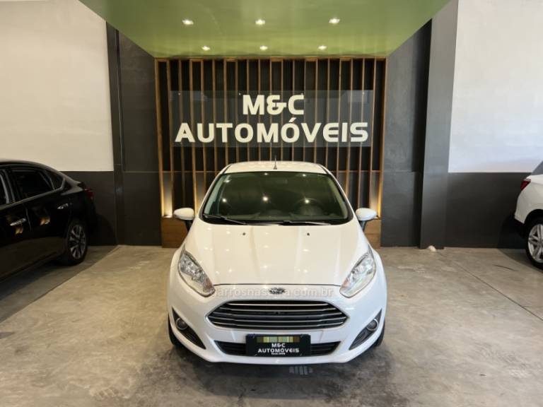 FORD - FIESTA - 2014/2015 - Branca - R$ 44.900,00