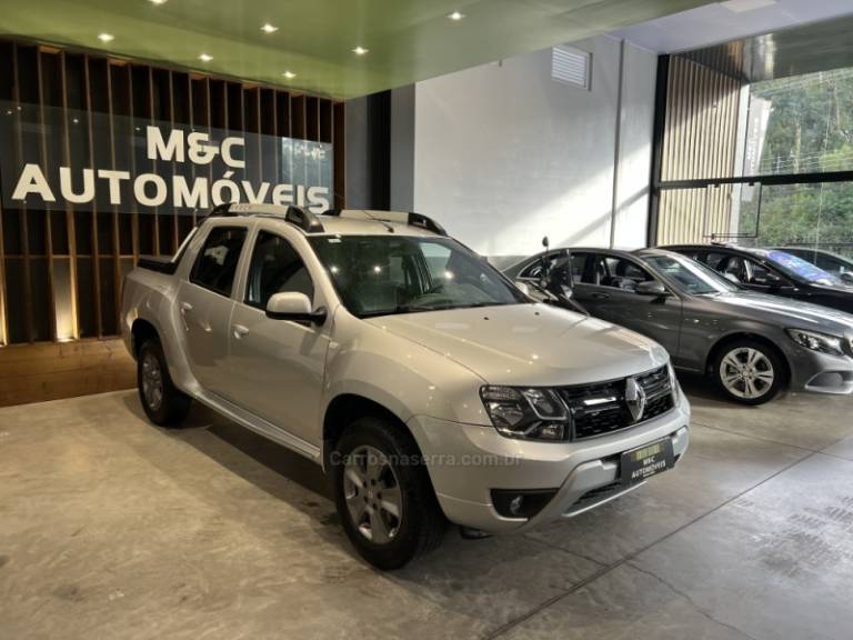 RENAULT - OROCH - 2016/2017 - Prata - R$ 72.900,00