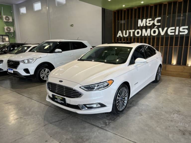 FORD - FUSION - 2016/2017 - Branca - R$ 102.900,00