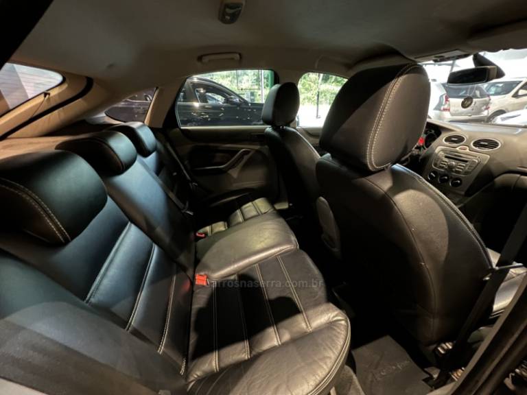 FORD - FOCUS - 2010/2011 - Preta - R$ 39.900,00