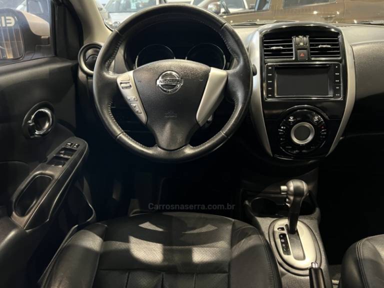 NISSAN - VERSA - 2016/2017 - Prata - R$ 58.900,00