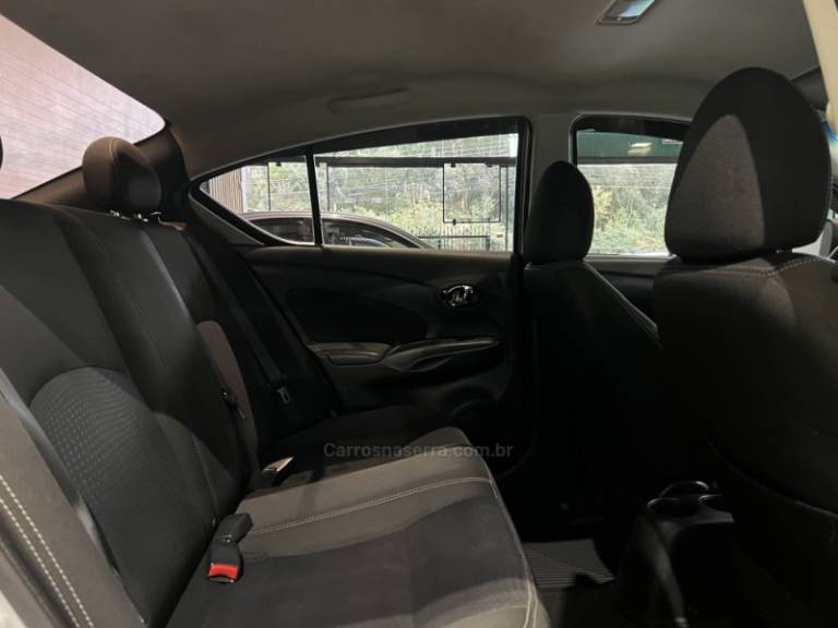 NISSAN - VERSA - 2018/2018 - Prata - R$ 56.900,00