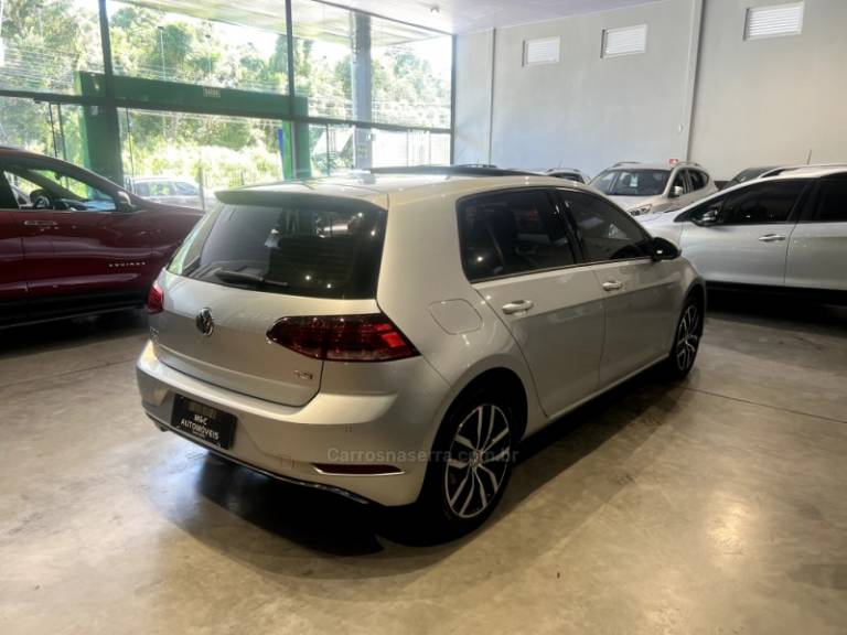 VOLKSWAGEN - GOLF - 2017/2018 - Prata - R$ 96.900,00