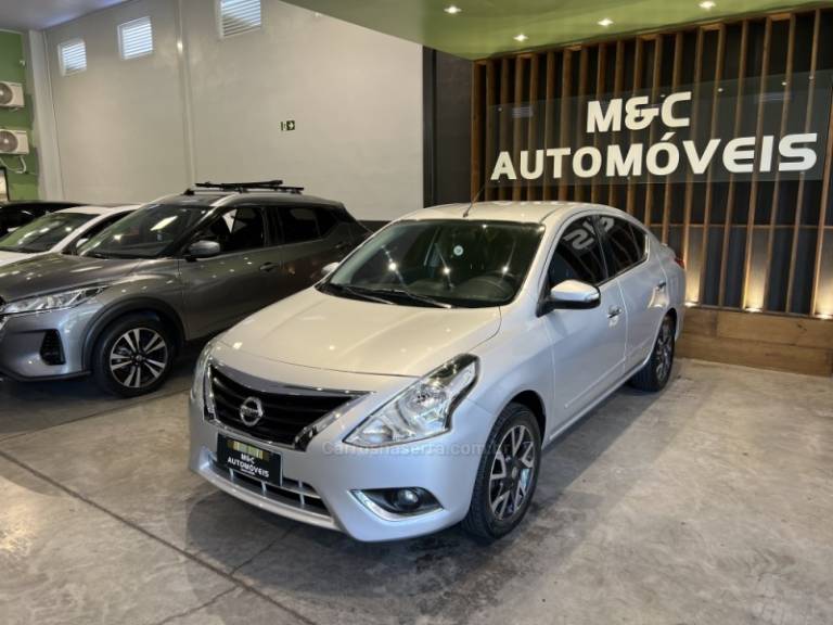 NISSAN - VERSA - 2016/2017 - Prata - R$ 58.900,00