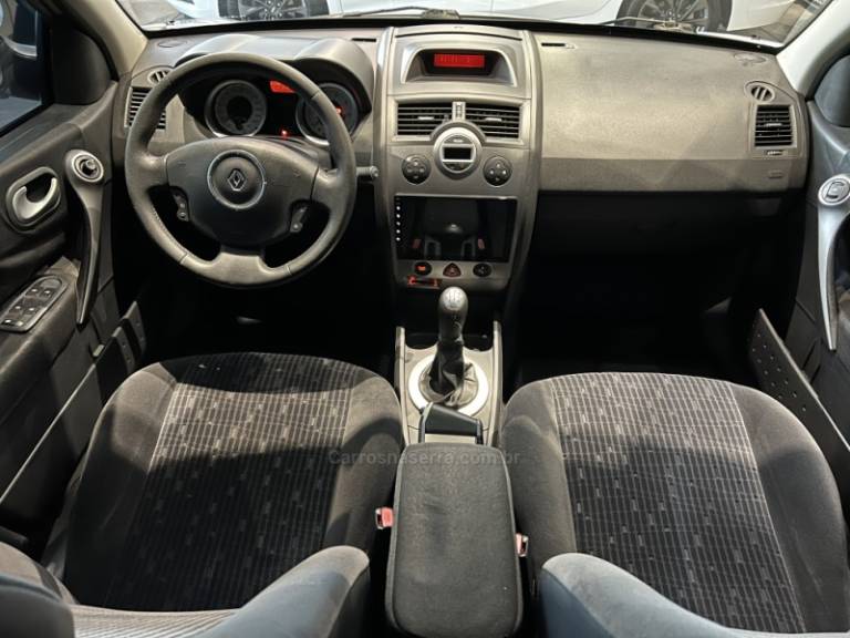 RENAULT - MÉGANE - 2011/2012 - Prata - R$ 34.900,00