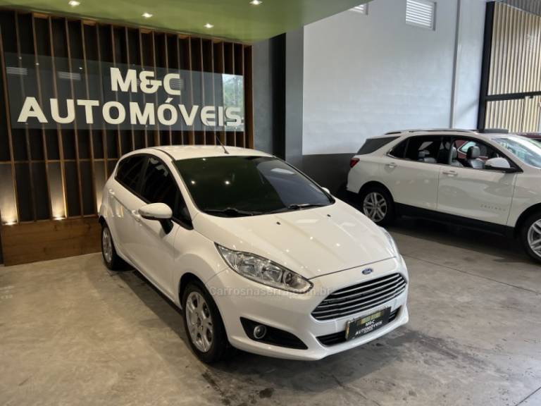 FORD - FIESTA - 2013/2014 - Branca - R$ 42.900,00