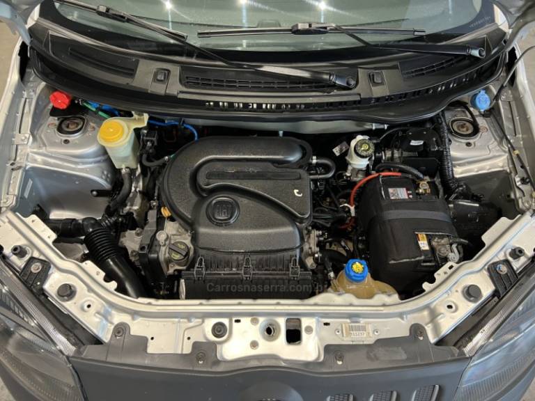 FIAT - UNO - 2013/2014 - Prata - R$ 38.900,00