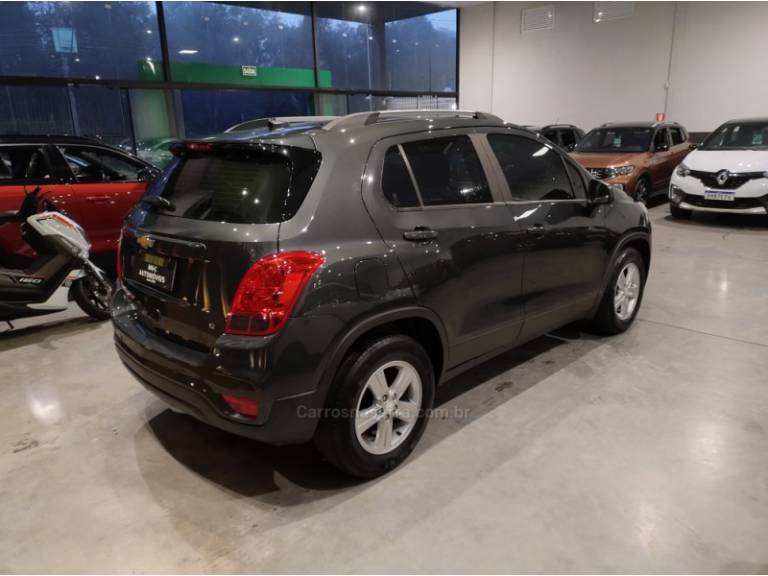 CHEVROLET - TRACKER - 2017/2017 - Cinza - R$ 79.900,00