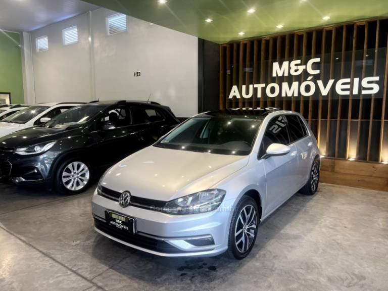 VOLKSWAGEN - GOLF - 2017/2018 - Prata - R$ 96.900,00