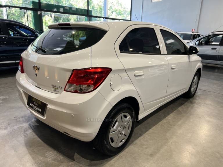 CHEVROLET - ONIX - 2015/2016 - Branca - R$ 45.900,00