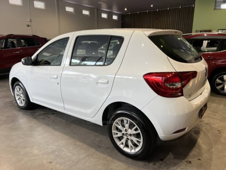 RENAULT - SANDERO - 2021/2022 - Branca - R$ 57.900,00