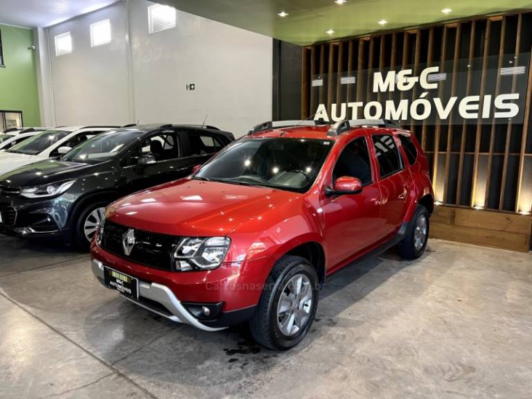 RENAULT - DUSTER - 2017/2018 - Vermelha - R$ 69.900,00