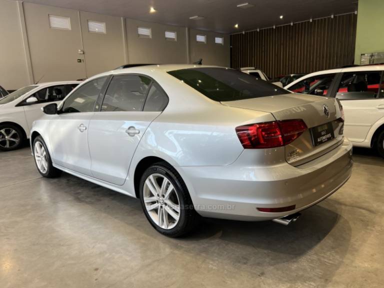 VOLKSWAGEN - JETTA - 2015/2016 - Prata - R$ 89.900,00