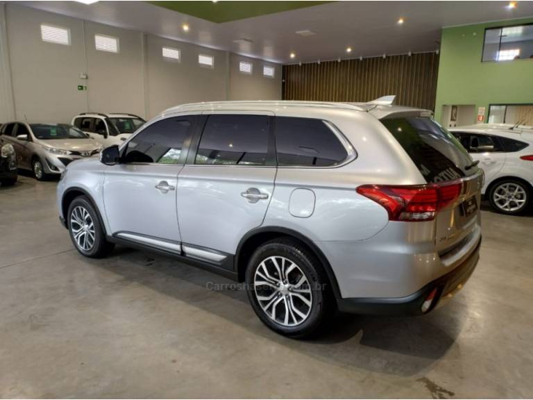 MITSUBISHI - OUTLANDER - 2017/2018 - Prata - R$ 129.900,00