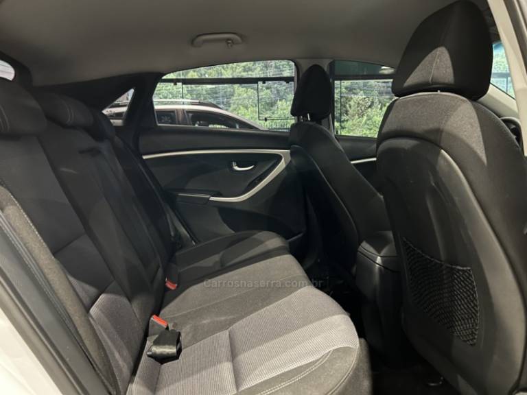 HYUNDAI - I30 - 2014/2015 - Branca - R$ 69.900,00