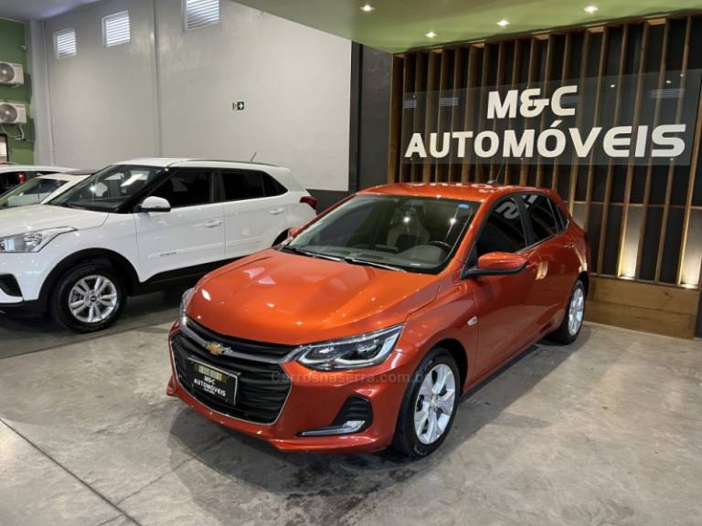 CHEVROLET - ONIX - 2019/2020 - Laranja - R$ 73.900,00